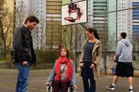 SOKO Stuttgart – Jo Stoll (Peter Ketnath, l.), Selma Kirsch (Yve Burbach, 2.v.r.) und Linda Königs (Anna Julia Kapfelsperger, 2.v.l.).