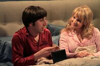The Big Bang Theory – Bernadette (Melissa Rauch, r.) erhält ihren Doktortitel, während Howard (Simon Helberg, l.) damit aufgezogen wird, dass er keinen besitzt ...
