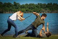 Under the Dome – Bei ihrem Versuch Barbies (Mike Vogel, r.) Kind zu retten, müssen er und Julia (Rachelle LeFevre, l.) sich nicht nur gegen Junior (Alexander Koch, M.) durchsetzen ...