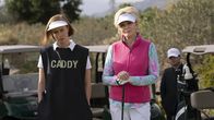 Hacks – Deborah (Jean Smart, M.) nimmt - unterstützt von Ava (Hannah Einbinder, l.) - an einem Golfturnier teil, um sich bei den dort ebenfalls teilnehmenden Lokalsenderchefs beliebt zu machen. (Komparse im Bild)