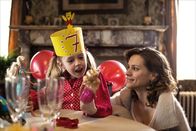 neoriginal: Tabula Rasa – Mie (Veerle Baetens, r.) betrachtet mit ihrer Tochter Romy (Cécile Enthoven, l.) die Barbiepuppen, die sie zum 7. Geburtstag geschenkt bekommen hat.
