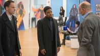 Elementary – Holmes (Jonny Lee Miller, l.) und Detective Bell (Jon Michael Hill, M.) befragen Eddie Eichhorn (Richard Portnow, r.), Chef eines Comicverlags, zum Mord an einem Mann, der sich regelmäßig als Comicheld verkleidete. Kennt Eichhorn möglicherweise dessen wahre Identität?