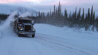 World's most Extreme – Der Dalton Highway gehört zu den entlegensten Straßen der Welt. Der 12-stündige Weg kann im Winter bis zu fünf Tage dauern.