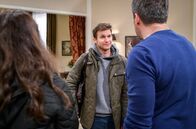 Sturm der Liebe – Boris (Florian Frowein, M.) verabschiedet sich von Denise (Helen Barke, l.) und Christoph (Dieter Bach, r.).