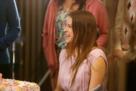 The Middle – Sue (Eden Sher) ist schon ganz aufgeregt, weil ihr 16. Geburtstag bevorsteht. Doch zuerst müssen sie, Axl und Brick die Bestrafung ihrer Eltern über sich ergehen lassen. Denn die drei Geschwister haben aus Versehen die Fensterscheibe im Wohnzimmer kaputt gemacht ...