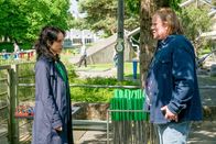 Der Alte – Annabell Lorenz (Stephanie Stumph, l.) fühlt dem nervösen und ganz klar verdächtigen Fotografen Toni Huber (Christoph Franken, r.) noch einmal auf den Zahn.