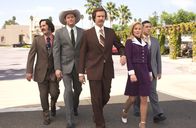 Anchorman - Die Legende von Ron Burgundy – Das Dream-Team des Fernsehens von San Diego: Anchorman Ron (Will Ferrell, Mitte), seine Kollegen Brian (Paul Rudd, li.), Champ (David Koechner, 2. v. re.) und Brick (Steve Carell, re.) sowie seine neue Kollegin Veronica (Christina Applegate).