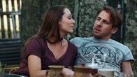 Boar – L-R: Ella (Christie-Lee Britten) und Robert (Hugh Sheridan)