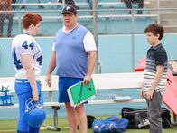Modern Family – v.li.: Zachary Conneen (Jason Miller), Eric Stonestreet (Cameron Tucker), Nolan Gould (Luke Dunphy).