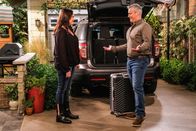 Man with a Plan – Andi Burns (Liza Snyder, l.); Adam Burns (Matt LeBlanc, r.)
