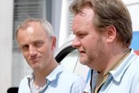 Die Rosenheim-Cops – Die beiden Fensterputzer Robert Hölzl (Heinrich Schmieder, l.) und Karl Lauer (Andreas Vitus Geiss) stehen unter Schock, denn vor ihren Augen ist Olaf Brenner aus dem vierten Stock des Möbelhauses zu Tode gestürzt.