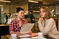 Die Heiland - Wir sind Anwalt – Konzentriert hört die blinde Anwältin Romy Heiland (Christina Athenstädt, r.) ihrer Assistentin Ada (Anna Fischer, l.) zu.