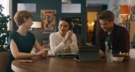 Deadlines – Eine Weddingplannerin (Lena Lademann, M.) gibt Lena (Sarah Bauerett, l.) und Marek (Markus "Maeckes" Winter, r.) Tipps, wie sie ihre Hochzeit nachhaltig feiern können.