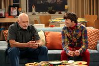 The Big Bang Theory – Während sich Howard (Simon Helberg, r.) auf einen Ausflug mit seinem Schwiegervater (Casey Sander, l.) vorbereitet, muss Sheldon Amy gesundpflegen ...