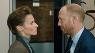 Parlament – Ilsa (Karin Hanczewski) befürchtet, dass Martin (Johann von Bülow) sich zu sehr der französischen Lebensart angepasst hat.
