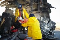 Mayday - Alarm im Cockpit – Die Ermittler haben den Flugdatenschreiber im Wrack des Singapore Airlines Fluges 006 auf dem internationalen Flughafen Toayuan in Taiwan gefunden. Die Boeing 747 stürzte beim Start während eines heftigen Taifuns in der Nacht zuvor ab. Die Ermittler erhoffen sich von der Black Box eine Erklärung dafür, wie das Passagierflugzeug mit Baumaschinen auf einer Landebahn zusammenstieß, die an die der Besatzung zugewiesene Landebahn angrenzte.