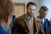 Blackport – Journalist Smári (Hilmir Snær Guðnason, Mi.) wittert hinter dem neuen Fangquotengesetz einen Skandal.