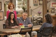 Man with a Plan – (v.li.) Swoosie Kurtz (Bev Burns), Liza Snyder (Andi Burns), Matt LeBlanc (Adam Burns), Kali Rocha (Marcy Burns).