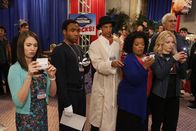 Community – Die gesamte Lerngruppe reist als Unterstützung von Troy (Donald Glover, 2.v.l.) und Abed (Danny Pudi, 3.v.l.) auf eine Convention. Während es sich Annie (Alison Brie, l.) im Hotelzimmer gemütlich macht, erleben Shirley (Yvette Nicole Brown, 2.v.r.) und Britta (Gillian Jacobs, r.) die Convention auf eine ganz andere Art und Weise ...