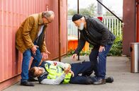 Rentnercops – Herr Naumann (Guido Broscheit, M.) wurde angegriffen - Klaus Schmitz (Hartmut Volle, l.) und Reinhard Bielefelder (Bill Mockridge, r.) kommen ihm zu Hilfe.