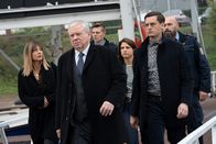 Der Staatsanwalt – Monika Bruch (Cordelia Wege, l.), Oberstaatsanwalt Bernd Reuther (Rainer Hunold, 2.v.l.), Hauptkommissarin Julia Schröder (Anika Baumann, 3.v.r.) und Oberkommissar Alexander Witte (Jannik Mioducki, 2.v.r.) stehen kurz davor, dem Täter gegenüberzutreten.