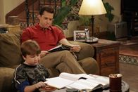 Two and a Half Men – Alan (Jon Cryer, r.) sorgt dafür, dass Jakes (Angus T. Jones, l.) schulische Leistungen wieder besser werden ...