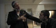 neoriginal: Borders – Nach Avis (Ben Sultan, r.) erfolgreichem Einsatz und seinem viel beachteten TV-Interview, richtet Chicko (Haim Znati, l.) eine Party für ihn aus.