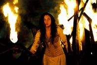 Ginger Snaps Back: The Beginning – Brigitte (Emily Perkins) und ihre Schwester Ginger flüchten aus dem Fort.