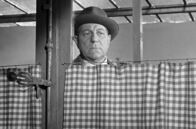 Vulkan im Blut – François Cardinaud (Jean Gabin) scheint in der Stadt auf sich allein gestellt.