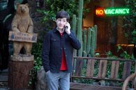 Speechless – Ein Roadtrip der Familie muss unterbrochen werden, als Ray (Mason Cook) Probleme mit seinem Blinddarm bekommt ...