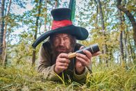 Der Räuber Hotzenplotz – Der Räuber Hotzenplotz (Nicholas Ofczarek) hat sein nächstes Opfer fest im Visier.