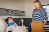 Praxis mit Meerblick – Krankenbesuch: Justus Johannsen als Ben Kralmann, Tanja Wedhorn als Nora Kaminski