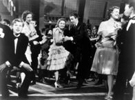 Ist das Leben nicht schön? – Auf der Highschool-Abschlussfeier seines Bruders Harry trifft George (James Stewart) Mary (Donna Reed) wieder.