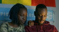Horizont – Für Adja (Tracy Gotoas) ist es nicht einfach, da ihr Bruder Tawfiq (Dembele) wegen seiner bevorstehenden Fußballkarriere der ganze Stolz der Familie ist.