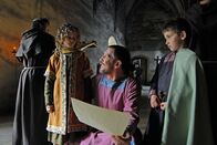 Die Deutschen – Karl der Große (Jens Schäfer) stellt seinen Kindern stolz die Karolingische Minuskelschrift vor. Sie soll das Amtswesen vereinfachen und zu einem einheitlichen Schriftbild führen.