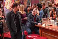 Kevin Can Wait – (v.li.) Harry Connick, Jr. (Harry Connick Jr.), Gary Valentine (Kyle Gable).