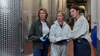 Mordufer – Kriminalkommissarin Doro Beitinger (Franziska Weisz, l.), Sarah Hertweg von der KTU (Anna Gesa-Raija Lappe, M.) und Kriminalhauptkommissarin Chiara Locatelli (Maria Wördemann, r.) rekonstruieren nach einem mysteriösen Todesfall in einem Weinkeller den Tathergang.