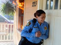 Under the Dome – Panik bricht in der Stadt aus als ein Haus Feuer fängt, doch die Feuerwehr ist außerhalb der Kuppel und kann somit nicht eingreifen. Gemeinsam mit den restlichen Bewohnern versucht Linda (Natalie Martinez), die Gefahr abzuwenden ...