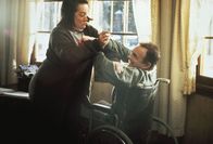 Stephen Kings Misery – Annie (Kathy Bates, l.) will den Schriftsteller Paul Sheldon (James Caan, r.) dazu zwingen, die Romanfigur Misery wieder zum Leben zu erwecken - wenn es sein muss, mit Gewalt ...
