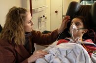 Pohlmann und die Zeit der Wünsche – Sarah Wünsche (Marlene Morreis) versteht nicht, warum ihr zwölfjähriger Sohn Paul (Oskar Netzel) immer wieder ins Krankenhaus muss.