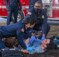 9-1-1 Notruf L.A. – L-R: Howie 'Chimney' Han (Kenneth Choi), Henrietta 'Hen' Wilson (Aisha Hinds)