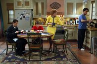 Two and a Half Men – Ärger steht ins Haus: Charlie (Charlie Sheen, r.), Alan (Jon Cryer, l.), Jake (August T. Jones, 2.v.l.) und Evelyn (Holland Taylor, 2.v.r.) ...