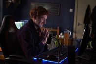 Dead Pixels – Nicky (Will Merrick) kann es kaum erwarten, dass die Erweiterung startet.