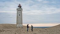 Wunderschön! – Die Urlaubschecker Ingrid und Matthias vor dem Leuchtturm Rubjerg Knude Fyr in Nordjütland.