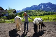 Beste Freunde - das Tiermagazin – Die Reitpädagogin Annika Heyer kümmert sich um die Ponys während Servus TV´s "Beste Freunde" in Großgmain, Salzburg Österreich am 22.04.2024