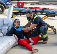9-1-1 Notruf L.A. – L-R: Guest star Leah Pipes and Ryan Guzman.