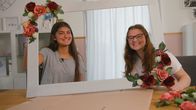 Schmecksplosion – Alissa (15) und Sarah (16) basteln sich einen individuellen DIY-Bilderrahmen für ein Foto mit ihrem Lieblingspferd Carlo.