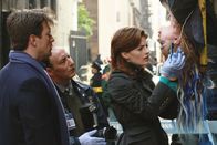 Castle – Wer hat die bekannte Sängerin Hayley Blue (Brianna Haynes, r.) so zugerichtet? Richard Castle (Nathan Fillion, l.), M.E. Sidney Perlmutter (Arye Gross, 2.v.l.) und Kate Beckett (Stana Katic, 2.v.r.) gehen der Sache auf den Grund.
