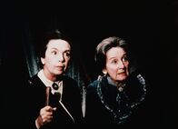 Die Waltons – Als in Waltons Mountain ein Meteorit niedergeht, löst dies bei den Menschen die unterschiedlichsten Reaktionen aus: Miss Emily (Mary Jackson, l.) und Miss Mamie Baldwin (Helen Kleeb, r.) glauben an eine Nachricht ihres verstorbenen Vaters ...