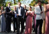 Exit – William Bergvik (Pål Sverre Hagen, l.), Jeppe Schøitt (Jon Øigarden, 2.v.l.), Adam Veile (Simon J. Berger, 2.v.r.) und Hermine Veile (Agnes Kittelsen, r.) freuen sich gemeinsam für Henrik (Tobias Santelmann, M.). Der Bräutigam ahnt noch nicht, wie seine Hochzeitsfeier verlaufen wird.